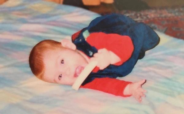 2001 doğumlu Asena Keskinci, kızıl saçları ve koca gözleriyle o zamanlar güzelliğiyle maşallah dedirten bir bebekmiş.