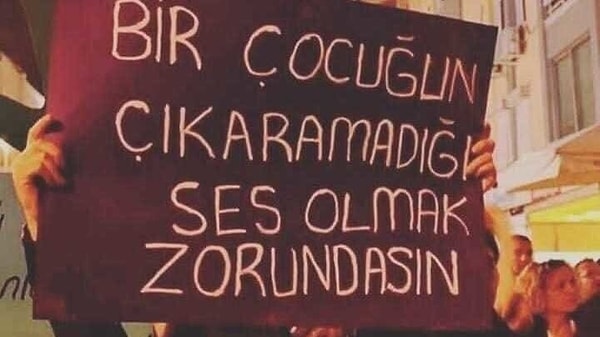 Yeter artık! Çocukları rahat bırakın, kadınları rahat bırakın yeter! Çocuk istismarına karşı lütfen sessiz kalmayın. Bu suçu işleyen kadar buna tanık olup susan da suçludur. Bitin artık, çekin o pis ellerinizi çocuklarımızın üzerinden!