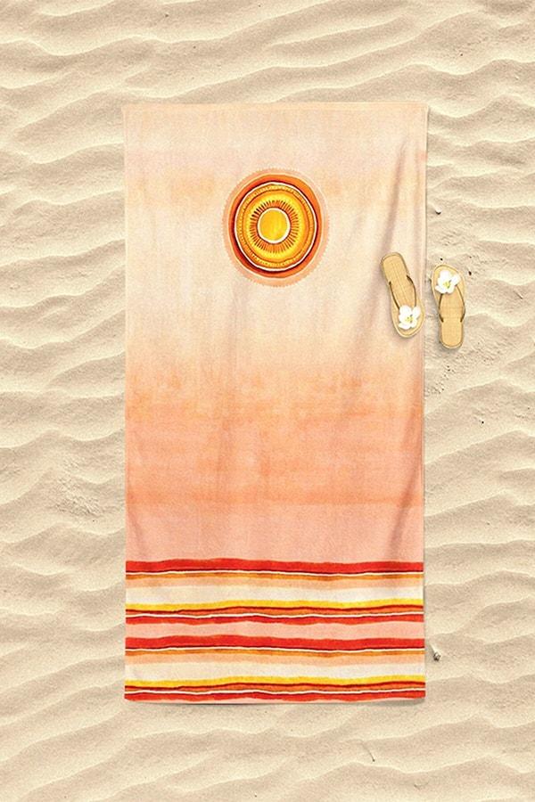 7. Şezlongunuza serebileceğiniz bir plaj havlusu.