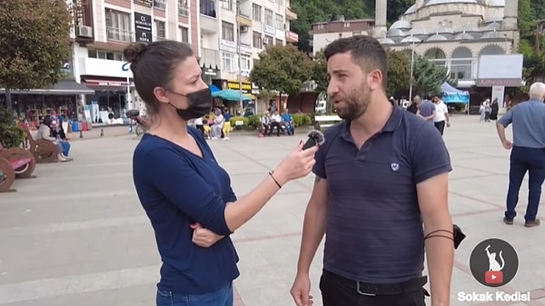 Evrensel'de yer alan habere göre, Rize'de 'Sokak Kedisi' YouTube kanalına yapılan röportajda muhabirin Cumhurbaşkanı Erdoğan'ın dünyanın en büyük 10 ekonomisi arasına gireceğiz ne düşünüyorsunuz sorusunda cevap veren E.A Savcılık tarafından gözaltına alındı.