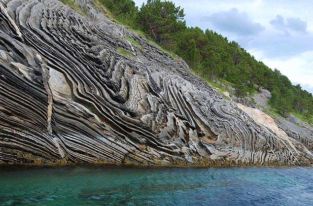 27. "Norveç'te gördüğüm en tuhaf şekilli kaya bu olabilir."