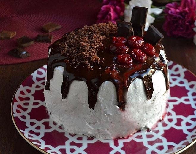 Yoğun Çikolata ve Mayhoş Vişnenin Aşkından Doğan Muazzam Bir Tatlı: Karaorman Pastası Tarifi