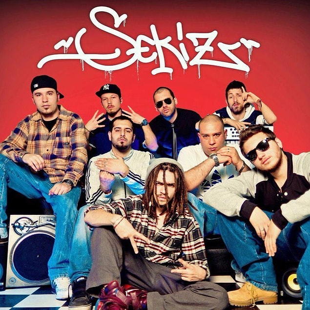 Sonra Sekiz kuruluyor. ‘Kâh severler vururlar kâh yere beni, rapim hiphopın adaleti mahkeme yeri!’ sözleri hala kulağımızda.