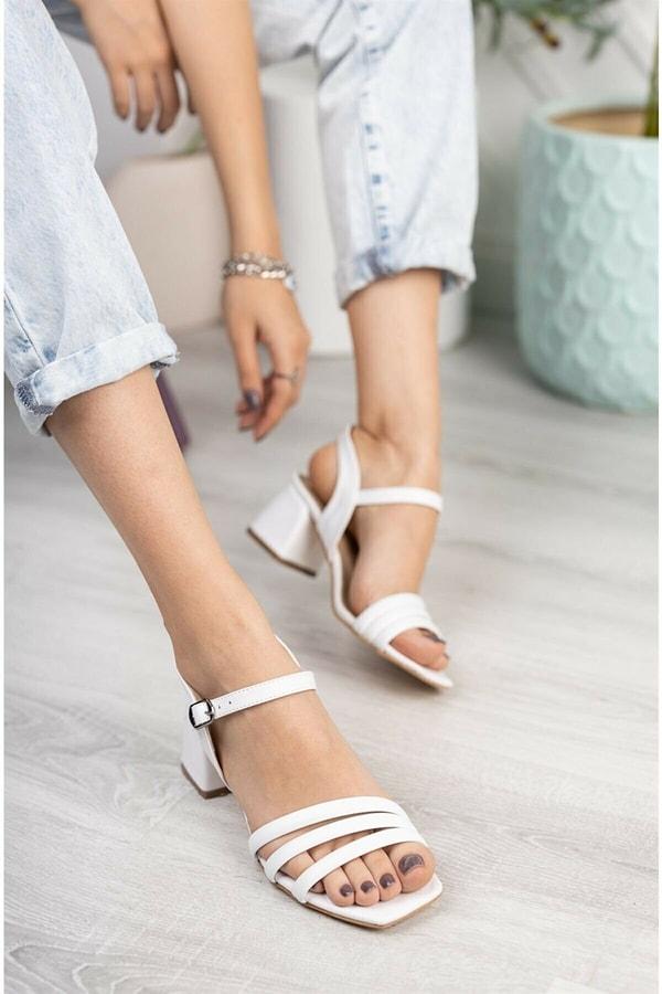 10. Beyaz, kısa kalın topuklu sandalet