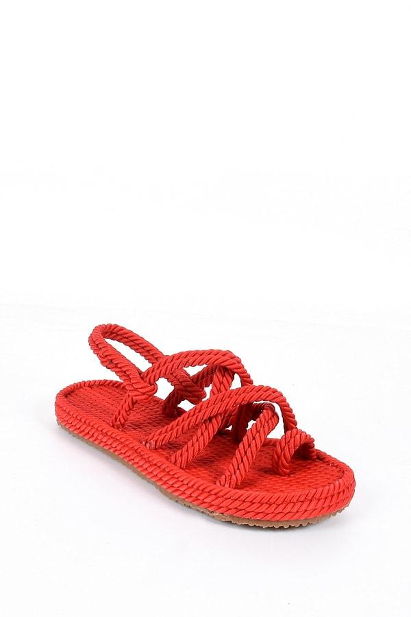 15. Kırmızı sandaletler;