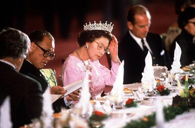 7. Kraliçe, akşam yemeğine özel bir şekilde davet edilmelidir.