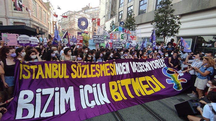 Kadınlar #İstanbulSözleşmesi İçin Sokaklara Döküldü: Vazgeçmiyoruz!