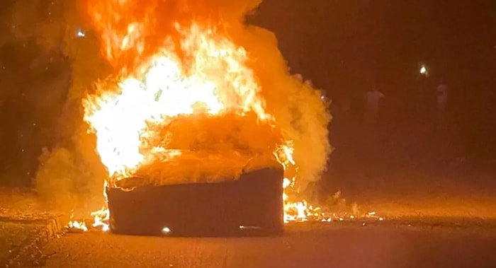 Bir Tesla Aracı Daha Yandı: Sürücü Seyir Halindeki Araçtan Zor Çıkabildi