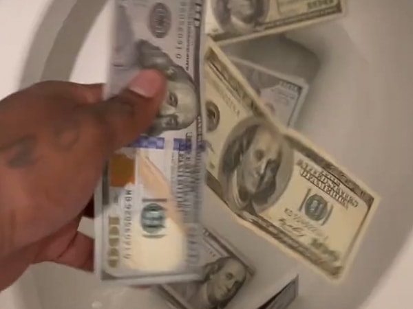 100 dolarlık banknotları avuç avuç denize atan Kodak Black, paraları atarken sinirli bir şekilde küfrederek "Kimseye borçlu değilim." diyor. Sabah saatlerinde bir video daha paylaşan 24 yaşındaki rapçi, bu sefer yaklaşık bin doları klozete atarken görülüyor.