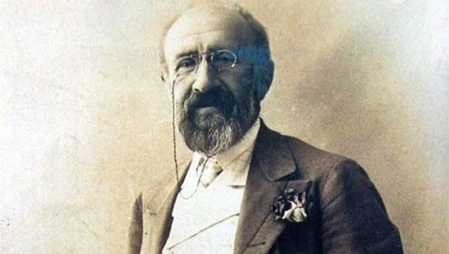 10. Türk resminin en pahalı tablosu Kaplumbağa Terbiyecisi'nin ressamı Osman Hamdi Bey Kadıköy'ün ilk belediye başkanıdır.