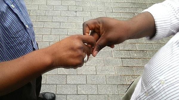 11. "Nijeryalılar el sıkışırken en son parmaklarını şıklatırlar."