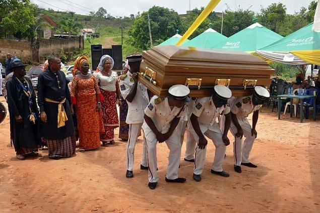 13. "Çoğu ülkede cenazeler üzücü kabul edilir ancak kişi çok genç ölmediği ve iyi bir hayat sürdüğü sürece Nijerya'da cenazeler adeta kutlama gibidir."