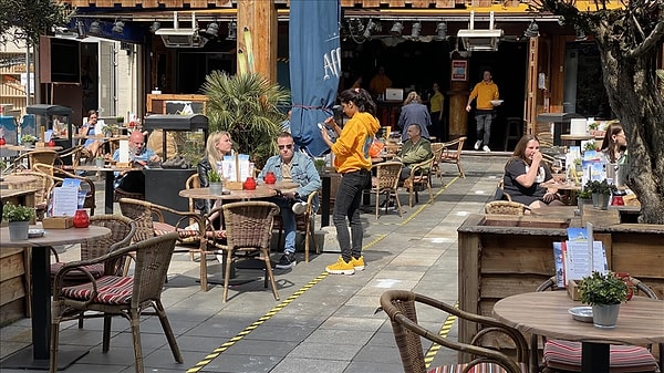 Maske zorunluluğu kalktı, gece kulüpleri yeniden açıldı