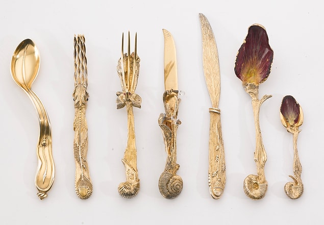 Salvador Dalí'nin bu çatal bıçak takımı 1957'de yapıldı. Ressam, çoğunlukla sürrealist resimlerinden dolayı anılıp onurlandırılsa da artık daha az bilinen eserlerinin de kamuoyunda öne çıkarılması gerekiyor.