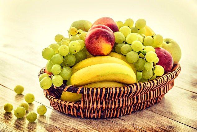 3. B vitamini içeren muz, dopamin salgılanmasını sağlayan üzüm... Meyve tüketimi beyin gelişimi üzerinde epey etkili.