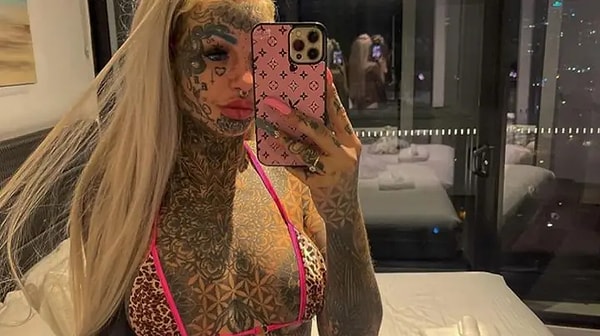 Bir Instagram modeli olan Amber Luke, dövmeli görünümü ve yaptırdığı estetiklerle sosyal medyada dikkatleri üzerine topladı.