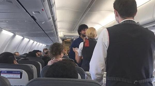 Uçağa yolcu olarak binen genç, yolculuk başlayıp uçak 30 bin fit yüksekliğe ulaştığı sırada, kabin görevlisi olan hostes sevgilisi görevini yaptığı sırada ayağa kalkarak önünü kesti.