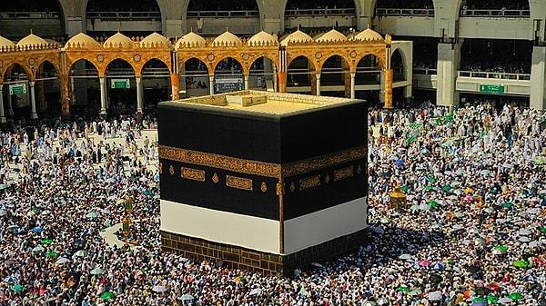 Salgından önce her yıl yaklaşık 2,5 milyon Müslümanın yerine getirdiği Hac ibadeti, geçen yıl kısıtlamalar altında yapılmış ve kısıtlı sayıda Suudi vatandaş hacı olabilmişti.