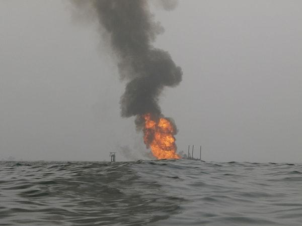2018 yılında Endonezya'nın Borneo Adası sularında da benzer şekilde gemiden sızan petrol sonucu denizde yangın çıkmış, kurtarma çalışmalarına rağmen 4 kişi hayatını kaybetmişti.