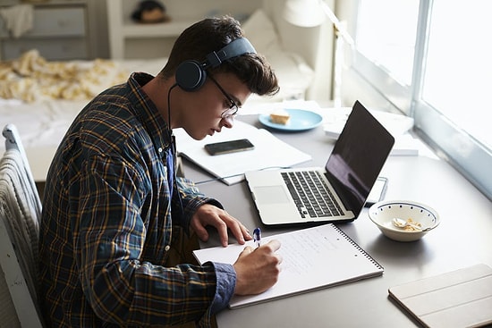 Her Ne Yaparsanız Yapın Dikkatinizi Bozmadan Arkada Çalsın Diyeceğiniz 12 Müzik