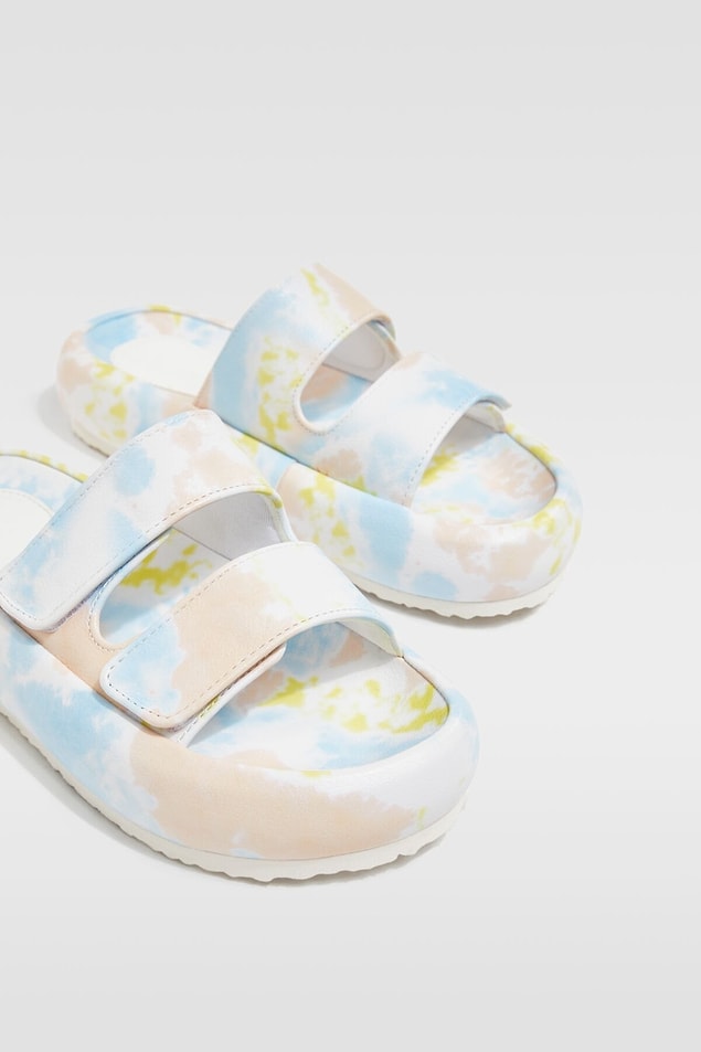 13. Bershka sandalet konusunda bu sezon gerçekten çok başarılı... Batik desenli platform sandaleti gün boyu ayağınızdan çıkarmak istemeyeceksiniz.