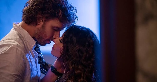 Dizinin oyuncu kadrosunda ise Sarah Shahi, Mike Vogel, Adam Demos, Margaret Odette ve Jonathan Sadowski gibi başarılı isimler yer alıyor.