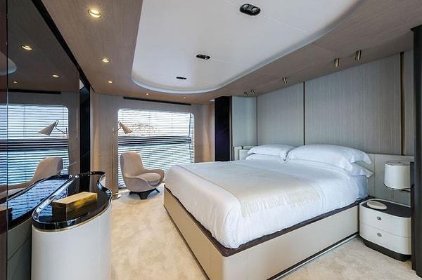 Azimut-Bennet'in Versilia tersanelerinde üretilen yatın içinde beş lüks kabin...