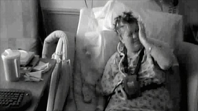 Sol eli Karen'a tokat atmaya ve gömleğinin düğmelerini açmaya başladı. Ne kadar kontrol etmeye çalışsa da, eli üzerindeki hakimiyetini yitirmişti. Sol bacağıysa Karen'ı daireler çizerek yürümeye zorluyordu.