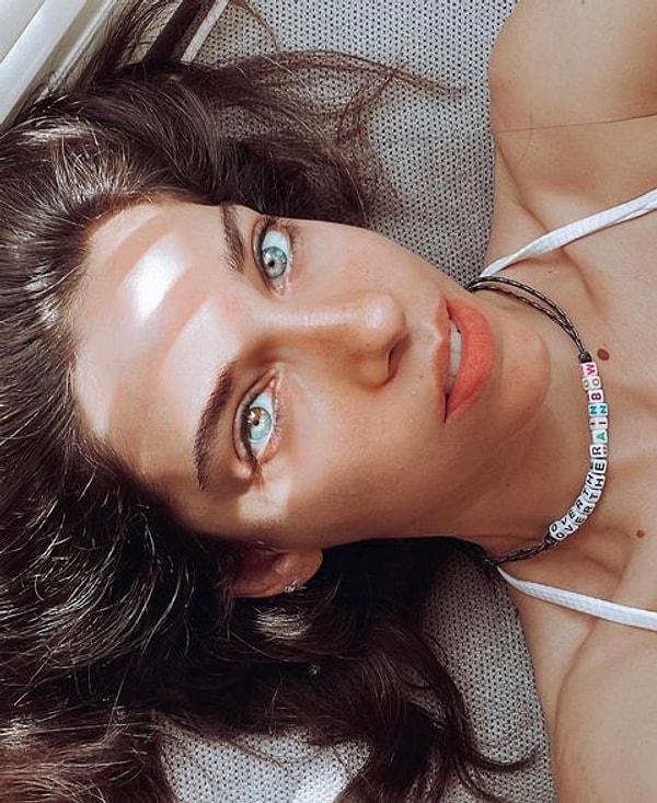 1. Instagram infuencerlarının güzel prensesi Elvin Levinler... Fotoğraf çekerken en doğru ışığı bulmasıyla ünlüdür kendisi... Bu poz da harika değil mi?