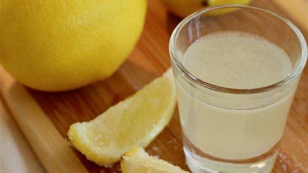Küçük bir bardak limon suyu içmenin regli durduracağı veya geciktireceği söyleniyor.