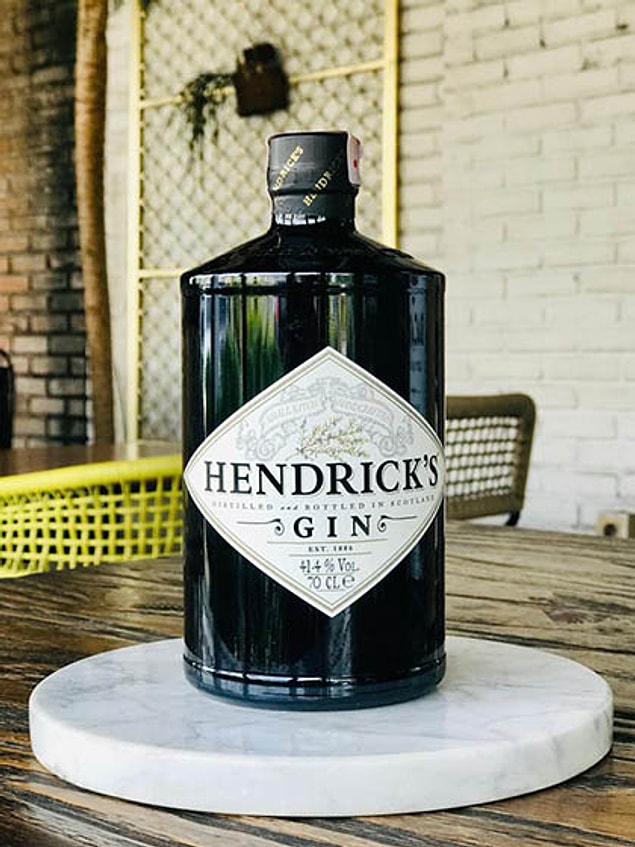 Üst segment sayılabilecek Hendricks Cin'in 70'lik fiyatı ise 2000 TL. Adisyona bir de servis tutarı eklenmiş, o da 3016 TL