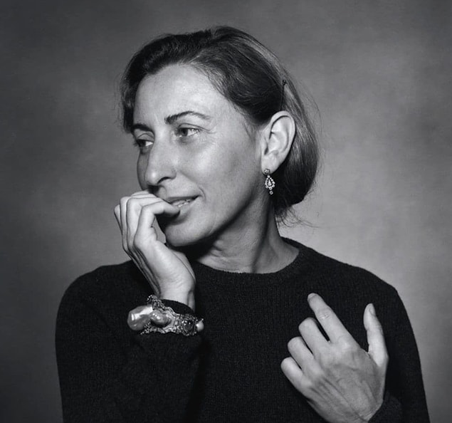 7. Prada, 1988'de marka tarihinde ilk kez Milano Moda Haftası'nda kadınlar için giyim koleksiyonunu tanıtmıştır.