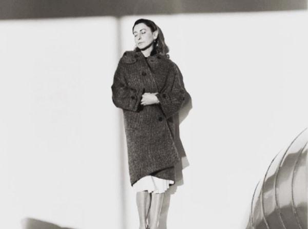 10. Miuccia, moda dünyasında sanatçılarla işbirliğine başlayan ilk tasarımcı olmuştur.