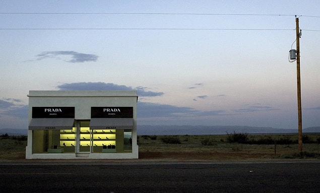 14. Miuccia, Prada butiklerinin dekorasyonunda mimarlar ve sanatçılarla işbirliği yapmaktadır. Bu nedenle, dünya çapında birçok ilginç Prada mağazası bulunmaktadır.