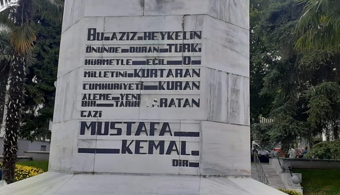 Bursa'da Atatürk Heykeline Baltalı Saldırı