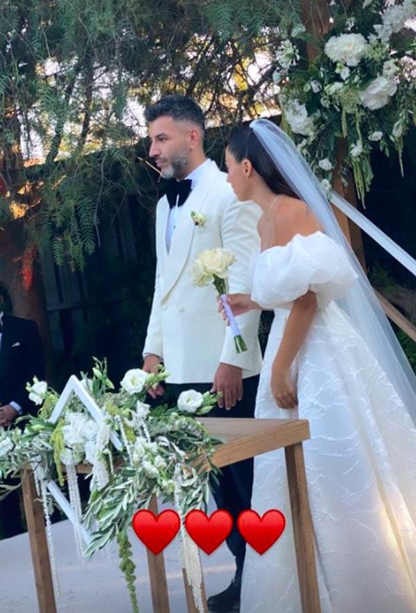 Çeşme'de ünlü bir otelde nikah yapan Zeynep Bastık & Tolga Akış çiftinin bu mutlu gününe ünlüler de akın etti.
