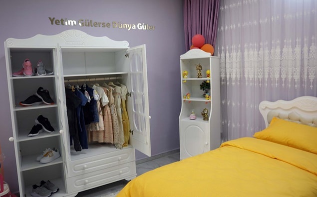Fakat odalarda kameraların yer alması ve duvarda kocaman kocaman 'Yetim Gülerse Dünya Güler' yazması haklı olarak eleştirilere neden oldu.