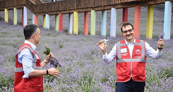 'Bizlerin yaptığı hizmetler bir başkasının yaptığı hizmetlerin misli değil, karesi şeklinde. 16'nın karesi 256'