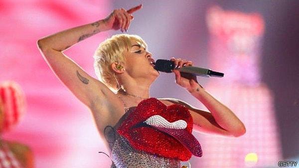 Hatta belki hatırlayanlarınız olacaktır geçtiğimiz günlerde Miley Cyrus kendi konserinde ‘Britney’e Özgürlük’ gibi çarpıcı sloganlar bile atmıştı.