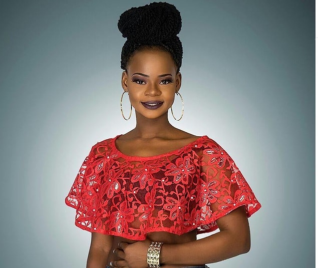 Ty Bello ile çekimlerinin ardından yavaşça ün kazanmaya başlayan Olajumoke çok geçmeden bir ajansla modellik sözleşmesi imzalamış.