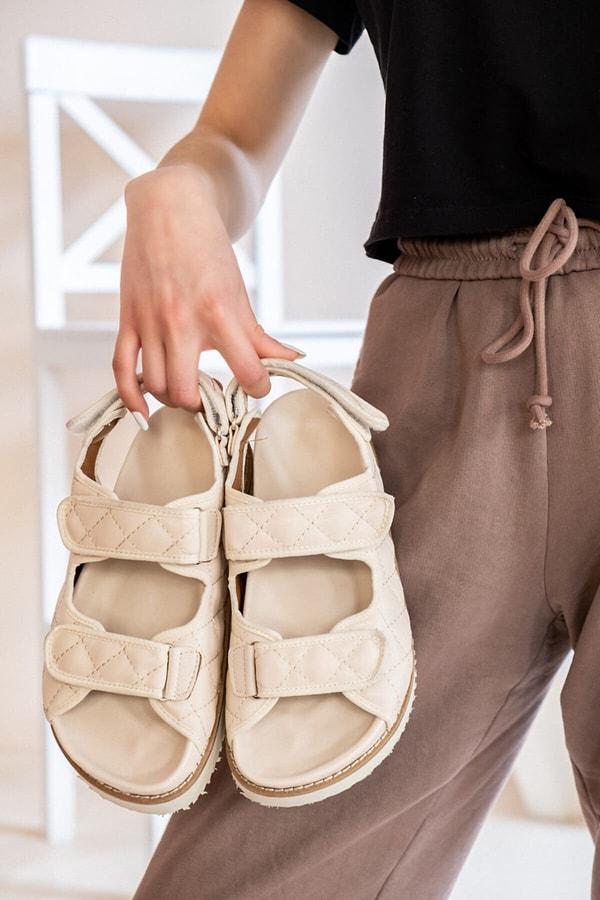 3. Kapitone sandaletler tüm stilinizi değiştirecek kadar etkileyici bir görünüme sahip...