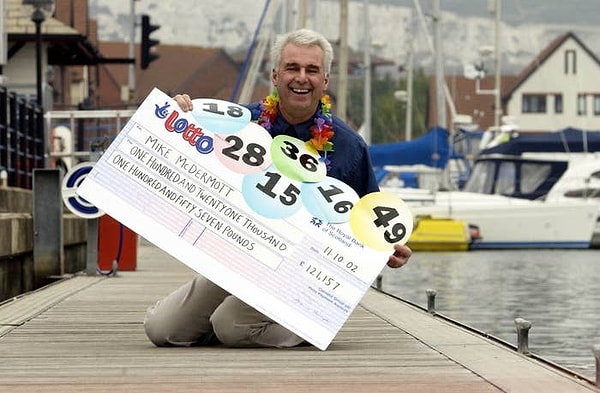 7. 2002'de 51 yaşındaki elektrikçi Mike McDermott lotoyu bir yılda iki kez kazandı ve asıl işleri karıştıran kısım ise bunu aynı sayıları kullanarak yapmış olması.