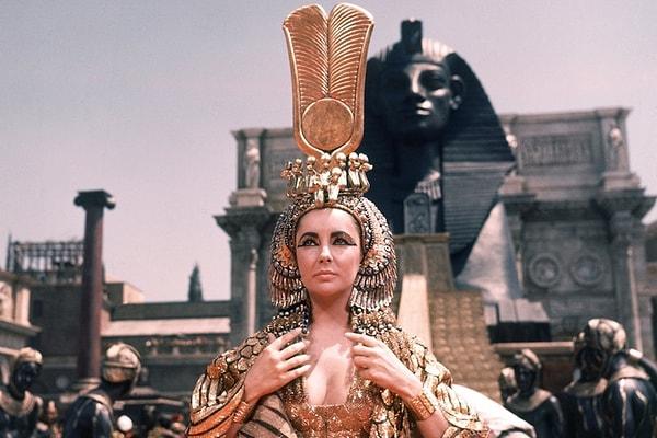 15. Kleopatra, iPhone'un icadına Büyük Piramitlerin inşasından daha yakın bir zamanda yaşıyordu.