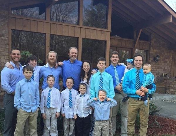 21. Michiganlı çift, Jay ve Kateri Schwandt'ın bir kızları olmadan önce arka arkaya 14 oğulları oldu. Sadece 12 oğulları olduğunda, bir uzman, art arda 12 erkek çocuğa sahip olma ihtimalini milyonda bir olarak belirledi.