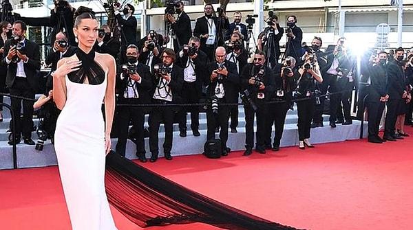8. Bella Hadid'in damgasını vurduğu 74. Cannes Film Festivali'nde ünlü modelden bile rol çalan bir kadın memelerini açarak poz verdi!