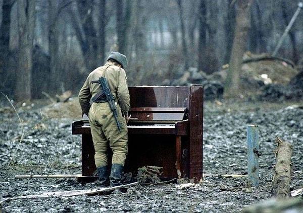 15. Rus asker Çeçenistan'da terk edilmiş bir piyanoyu çalıyor.