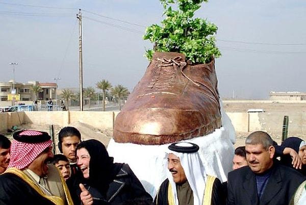 17. Tikrit, Irak'taki bu heykel, George W. Bush'a atılan ayakkabının bir anıtı.