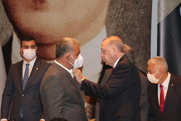 HDP'den İstifa Eden Belediye Başkanı AKP'ye Katıldı, Rozetini Cumhurbaşkanı Erdoğan Taktı