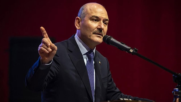 Son olarak Peker, İçişleri Bakanı Süleyman Soylu'nun 15 Temmuz 2016'daki darbe girişiminin ardından silah dağıttığını iddia etti.