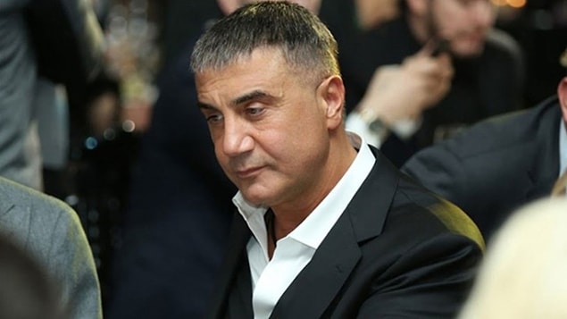 Organize suç örgütü liderliği suçlamasıyla aranan ve yurt dışında olan Sedat Peker, aylar önce YouTube'da yayınladığı videolarda birçok iddia ortaya atmıştı. Şimdi de Twitter'dan bazı bilgiler vermeye devam ediyor.